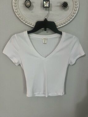 Bozzolo White Ribbed V-Neck Cropped Tee